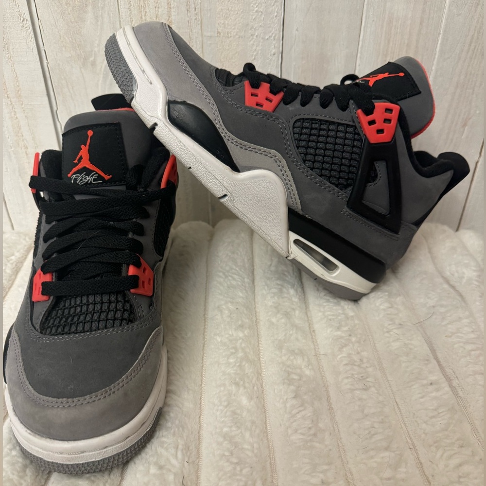 Air Jordan 4 Retro 'Infrared’ Like New - size 5.5Y / 7W